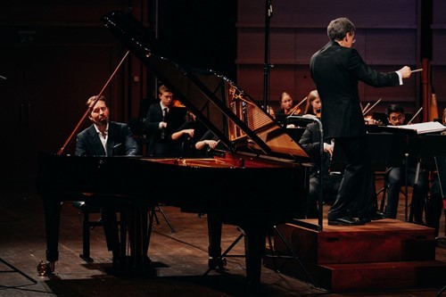 <p>Eivind Aadland, Leif Ove Andsnes og Bergen Filharmoniske Ungdomsorkester (BFUng)<br />Foto Magnus Skrede</p>