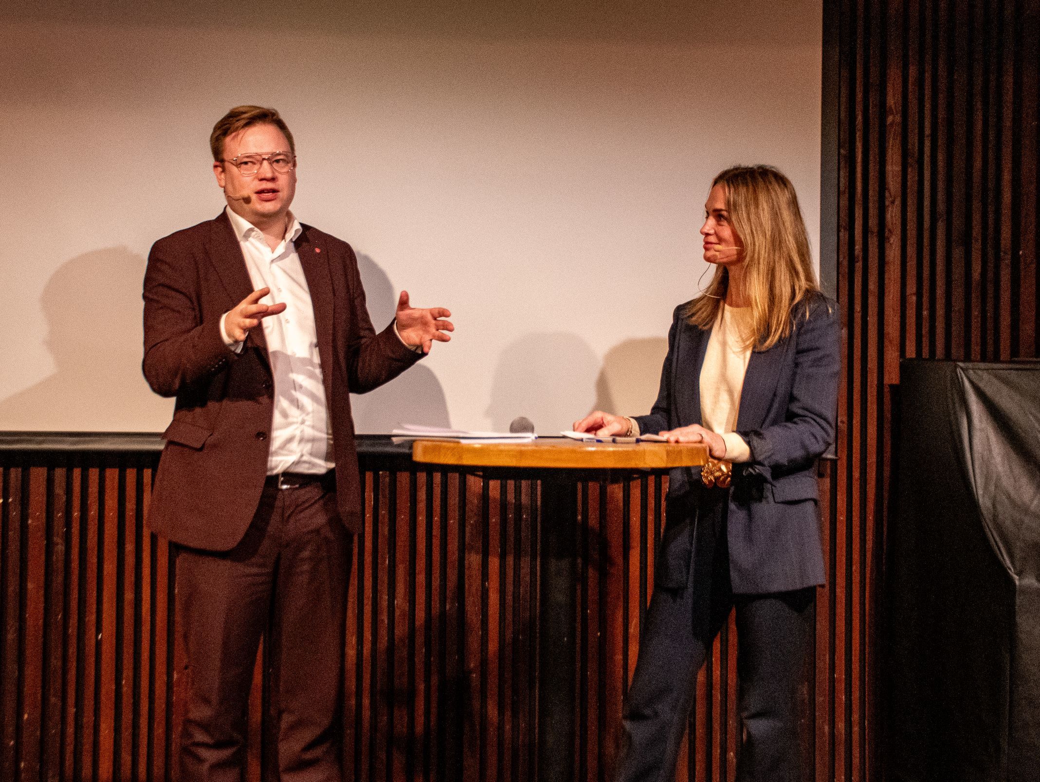 <p>Even Aleksander Hagen og Åse Kringstad i samtale under frokostseminaret<br />Foto: Magnus Romslo Lindvik, Norske kulturhus</p>