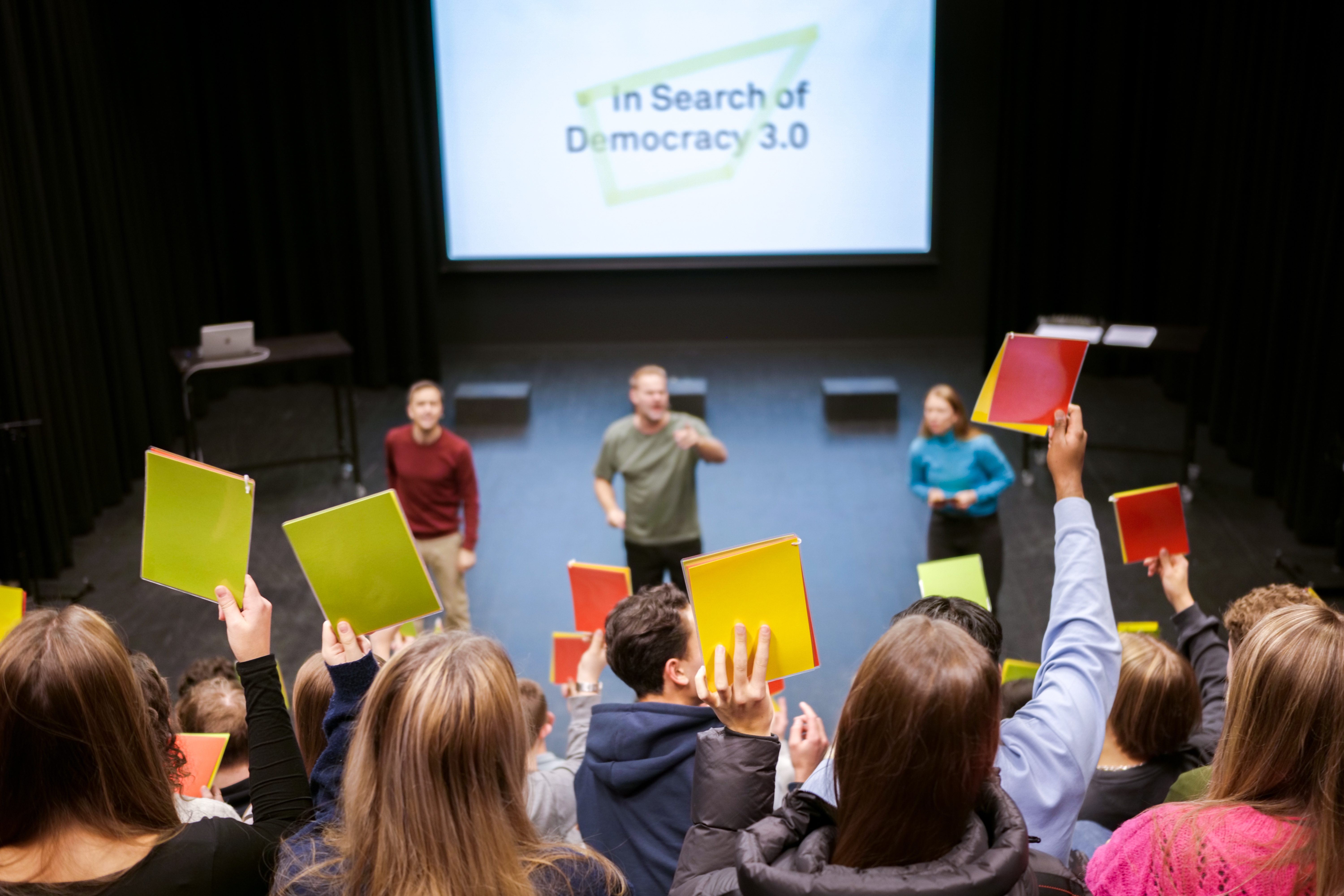 <p><strong>In Search of Democracy 3.0 - Forestilling</strong>, Østfold Internasjonale Teater<br />Foto: Harald Fossen<br /></p>
