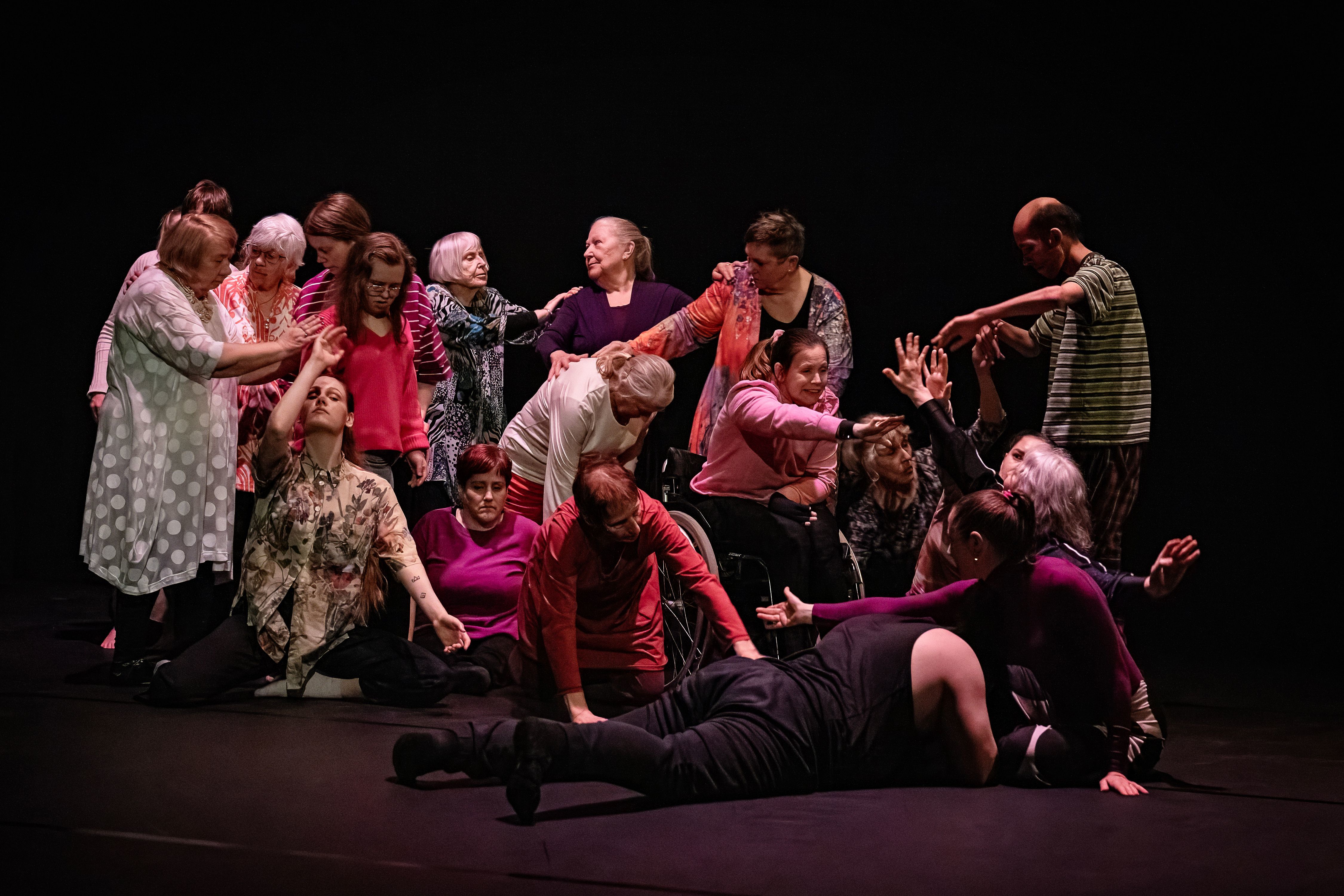 <p><strong>My Body My Home</strong>, 71BODIES, DansiT, BIT Teatergarasjen, Carte Blanche, Festspillene i Bergen<br />Foto: Arne Hauge</p>