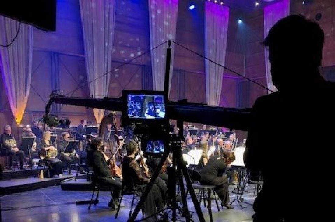 Bilde som viser filming av symfonikonsert